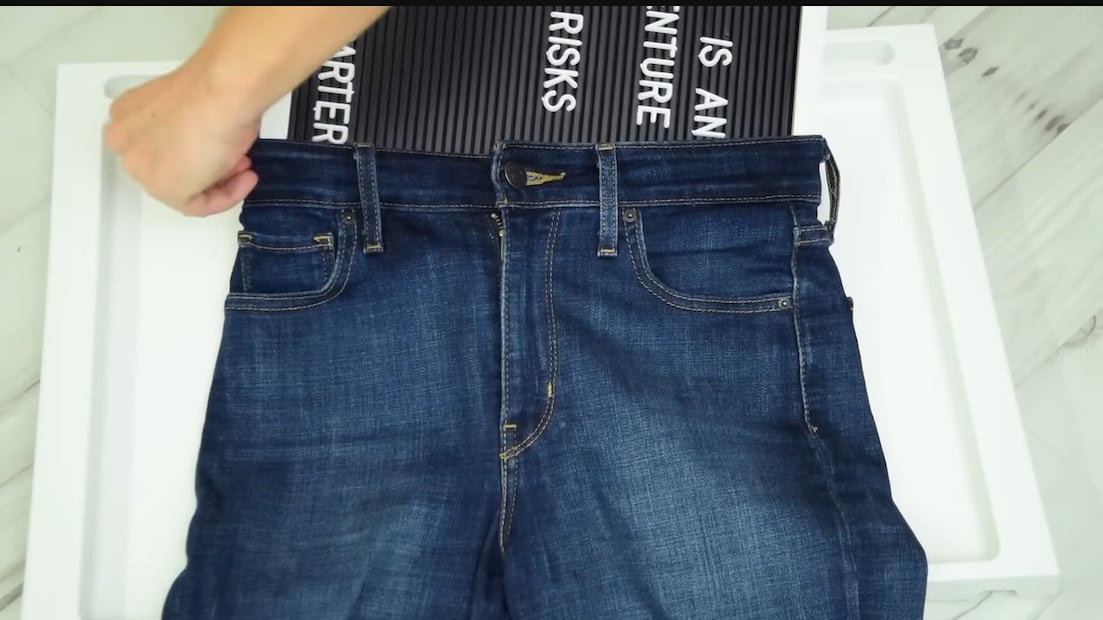 Estira tus pantalones de la cintura con un libro o gancho. Foto: Captura de pantalla / YouTube