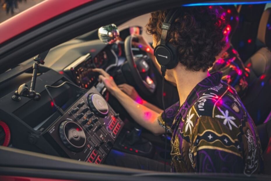 SEAT crea el bar nocturno más pequeño del mundo adentro del nuevo Ibiza 2022