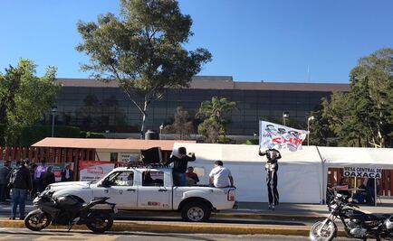 CNTE bloquea entradas a San Lázaro