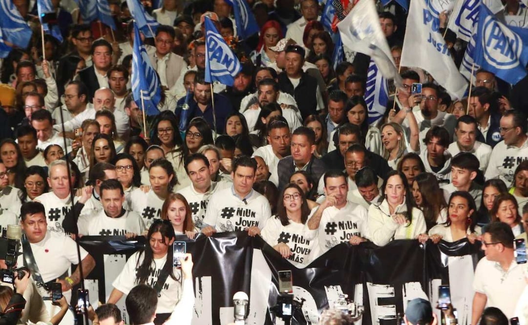 Manifestantes panistas encabezados por el dirigente nacional del PAN, Jorge Romero. Foto: Especial