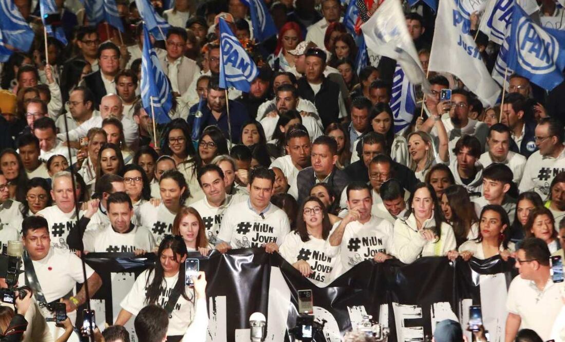 Manifestantes panistas encabezados por el dirigente nacional del PAN, Jorge Romero. Foto: Especial