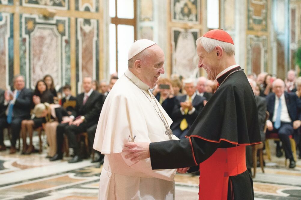 El papa Francisco con el cardenal Donald Wuerl (der.), durante una reunión en el Vaticano en 2015. Wuerl está acusado de proteger a sacerdotes pederastas en EU. Foto: AP