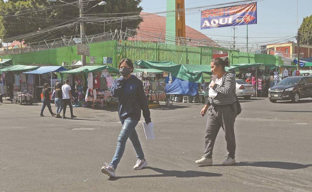 En un recorrido por el Mercado La Bola en la colonia Ajusco, en Coyoacán, se notaron algunas aglomeraciones y personas con el cubrebocas mal puesto. Foto: Carlos Mejía. EL UNIVERSAL