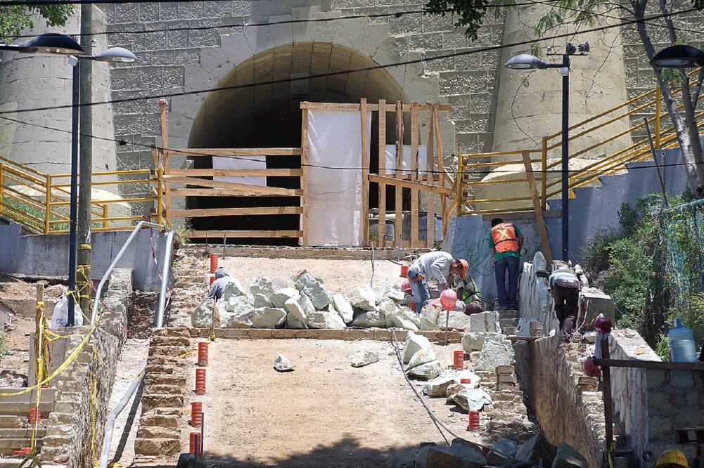 La rehabilitación de las escalinatas que conducen al auditorio ubicado en el cerro del Fortón presenta retrasos, al igual que la colocación de la velaria (EDWIN HERNÁNDEZ. EL UNIVERSAL)