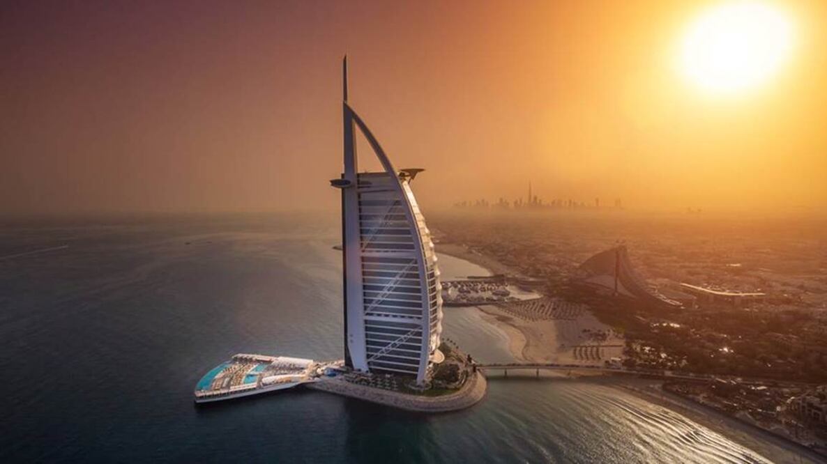 Burj Al Arab es uno de los hoteles más lujosos del mundo, con su diseño icónico en forma de vela. (Foto: Cortesía Burj Al Arab)