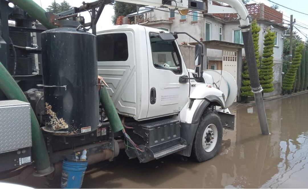 Personal de Operación Hidráulica acudió a la calle La Virgen, San Miguel Topilejo, para disminuir los niveles de agua acumulada, por medio de un vehículo hidroneumático. Foto: Especial