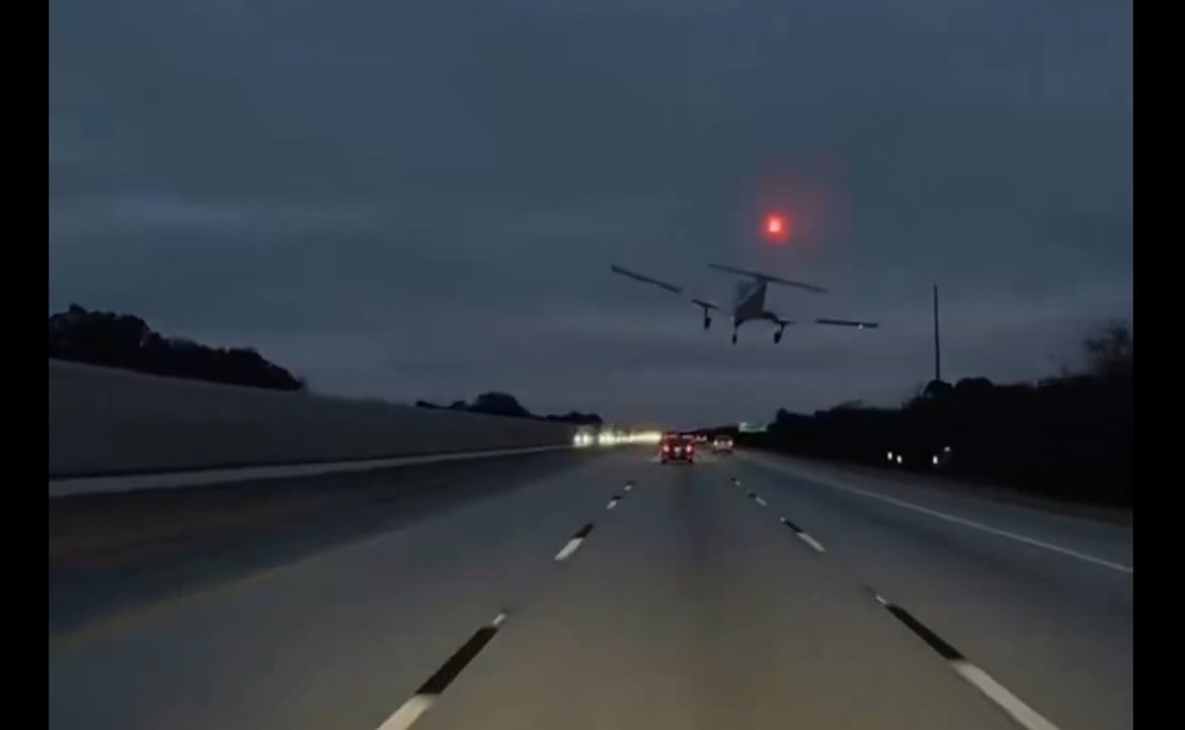 Una avioneta de instrucción realizó un aterrizaje de emergencia sobre la autopista Interestatal 95 de Florida y cayó sobre un vehículo que circulaba por la zona. Imagen: Tomada de video