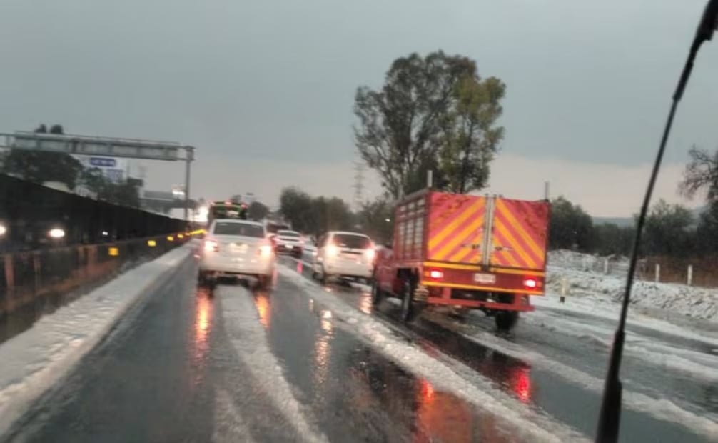 El tramo hacia el AIFA en la autopista México-Pachuca se convirtió en una trampa de hielo para los automovilistas. Foto Especial