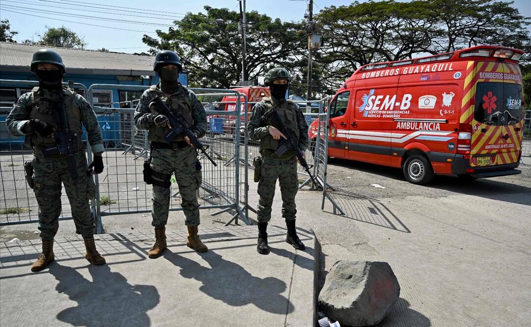 Ambulancias llegan al penal Guayas 1 donde una nueva ola de enfrentamientos entre presos de bandas rivales se cobró este domingo seis vidas. Foto: AFP