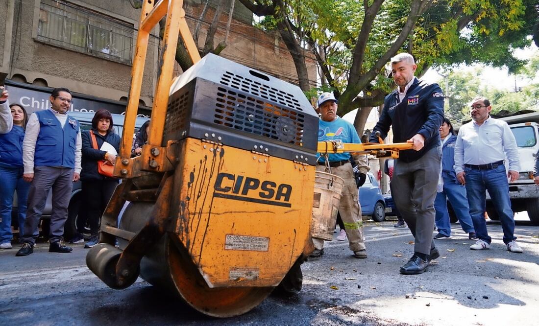 El edil de MH explicó que no se había hecho antes porque con las lluvias se detiene mucho el trabajo y no se pueden cubrir los baches. Foto: Especial