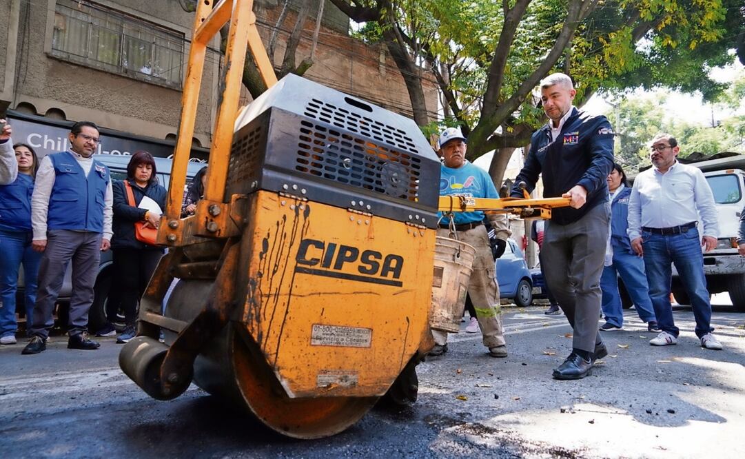 El edil de MH explicó que no se había hecho antes porque con las lluvias se detiene mucho el trabajo y no se pueden cubrir los baches. Foto: Especial