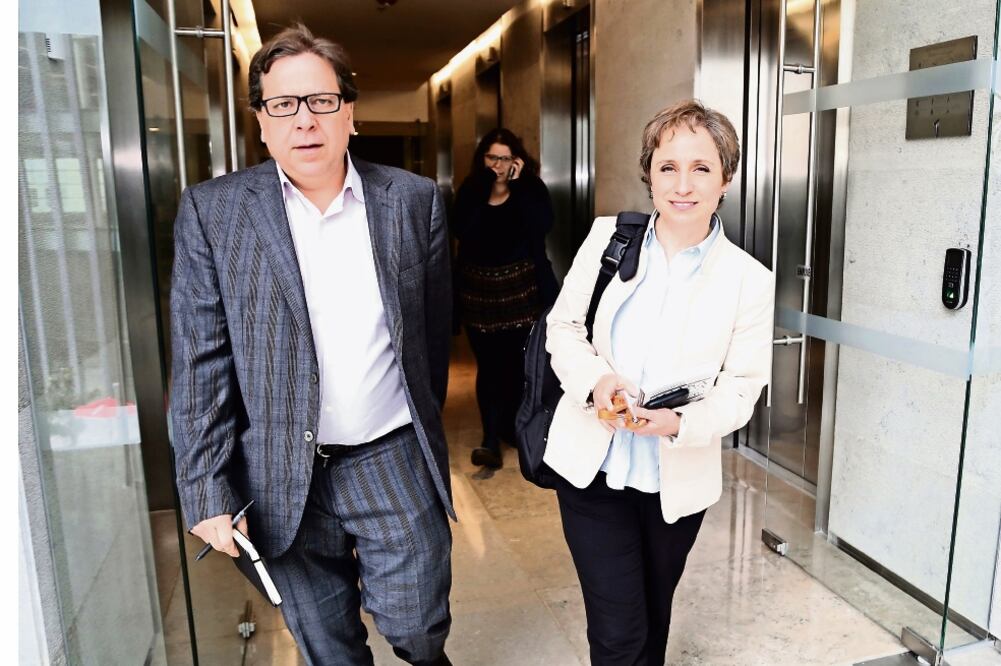Durante un encuentro con medios, el director editorial de Penguin Random House Grupo Editorial, Ricardo Cayuela, y la periodista Carmen Aristegui explicaron que no retirarán los ejemplares del libro que están a la venta (BERENICE FREGOSO. EL UNIVERSAL)