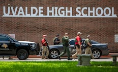 Absuelven a expolicía de Uvalde por tiroteo escolar; enfrentaba cargos por incumplir su deber