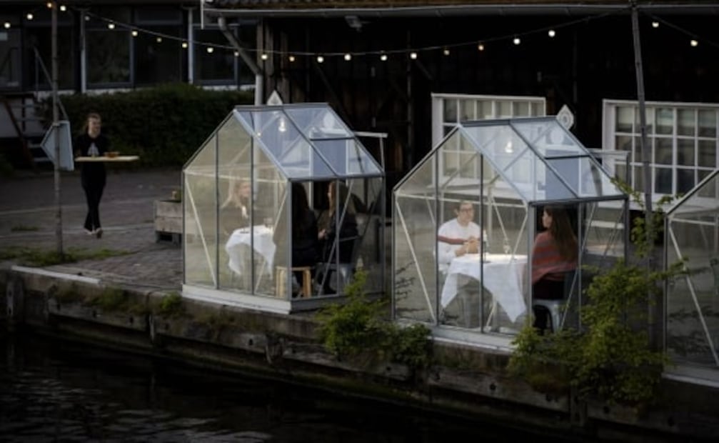 Restaurante europeo instala “cajas” de cristal para mantener la distancia