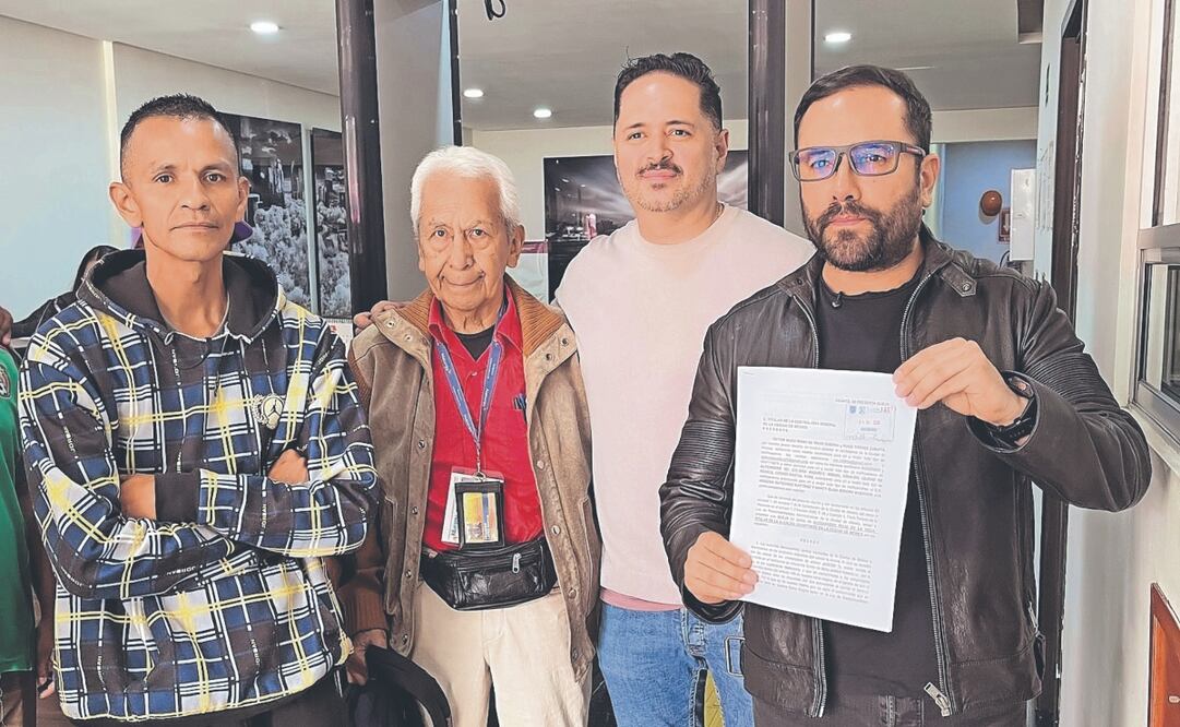 Grupo de morenistas denuncian a Rojo de la Vega por estatuas. Foto Especial