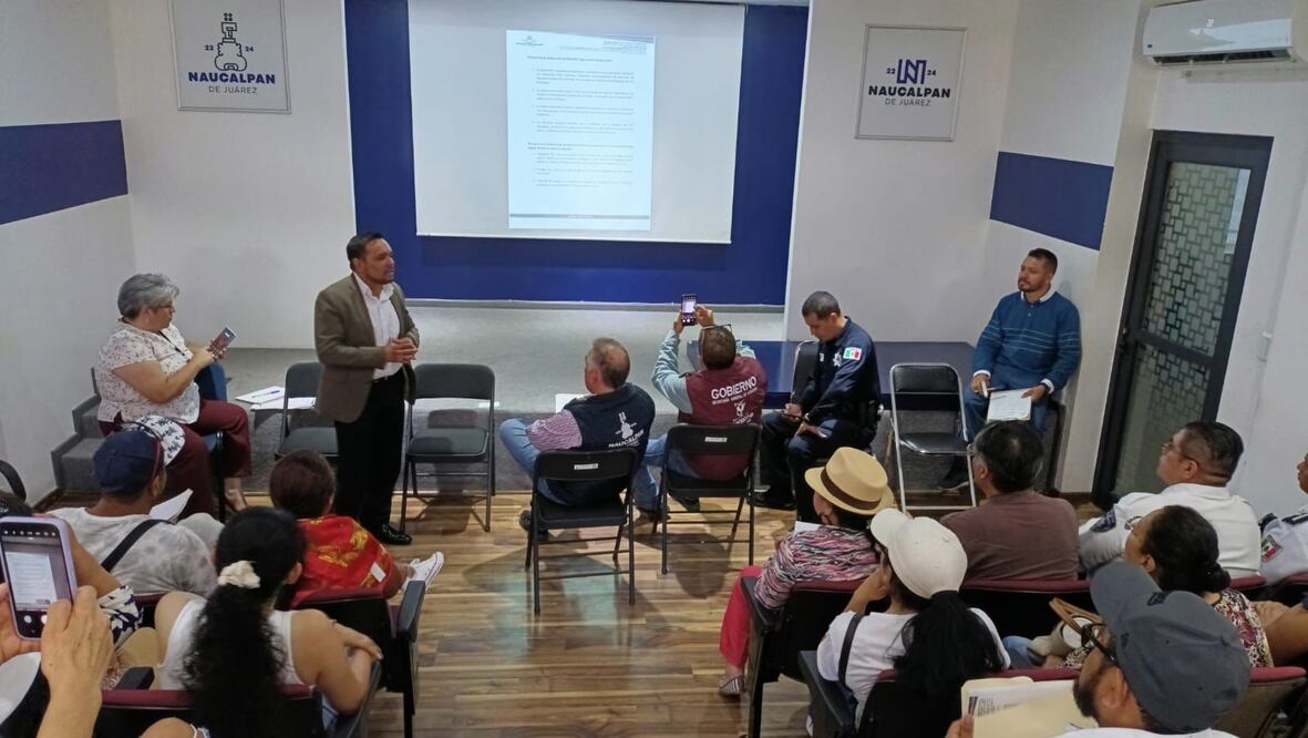 Reunión de autoridades municipales y padres de familias para revisar las medidas de seguridad en CCH Naucalpan. Foto: Especial