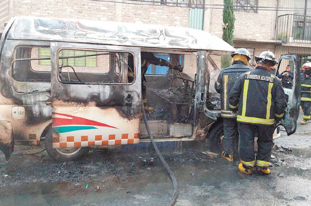 Presuntos extorsionadores obligaron a pasajeros a bajar de una unidad de transporte público explicándoles que no los iban a asaltar, sino que prenderían fuego al vehículo. Al chofer lo subieron a un auto BMW, de acuerdo con testigos. Foto/ESPECIAL