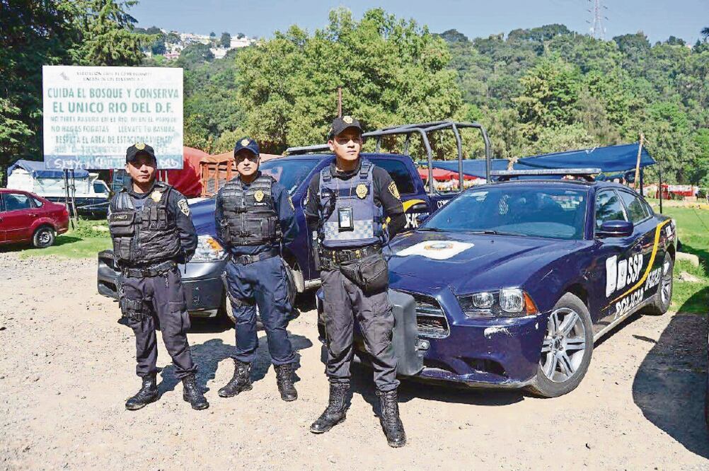 Agentes de la SSP local colocaron mantas en algunos puntos del parque para alertar a paseantes sobre las brechas más peligrosas, además de consejos para no ser víctima de algún delito (JORGE CORDERO. OBTURADOR)