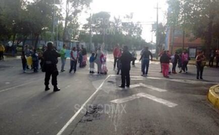 Padres de familia bloquean Congreso de la Unión