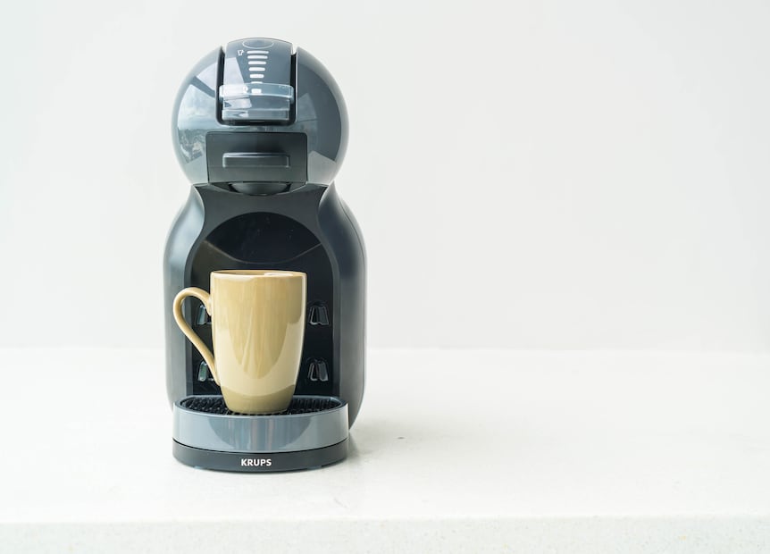 Invertir en una cafetera tiene beneficios a largo plazo. Foto: Magnific