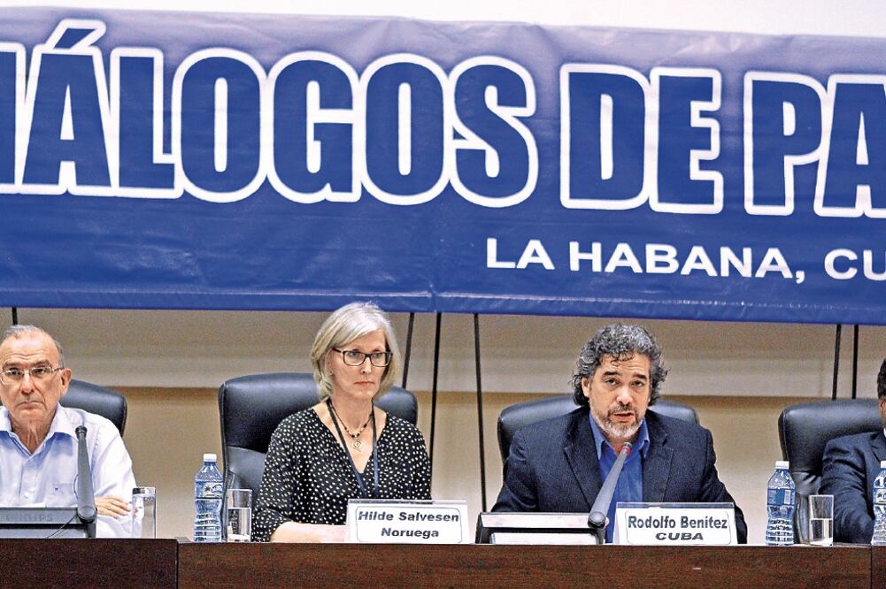 El gobierno de Colombia y las FARC acordaron ayer en La Habana un mecanismo de monitoreo del diálogo, que incluirá una misión de la ONU (ERNESTO MASTRASCUSA. EFE)