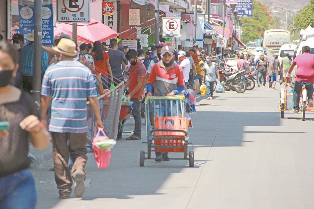 Pese a la contingencia, en el mercado central de Iguala y sus inmediaciones la gente se aglomera en los puestos, aun en los de giros no esenciales. Foto: ARTURO DE DIOS PALMA. EL UNIVERSAL