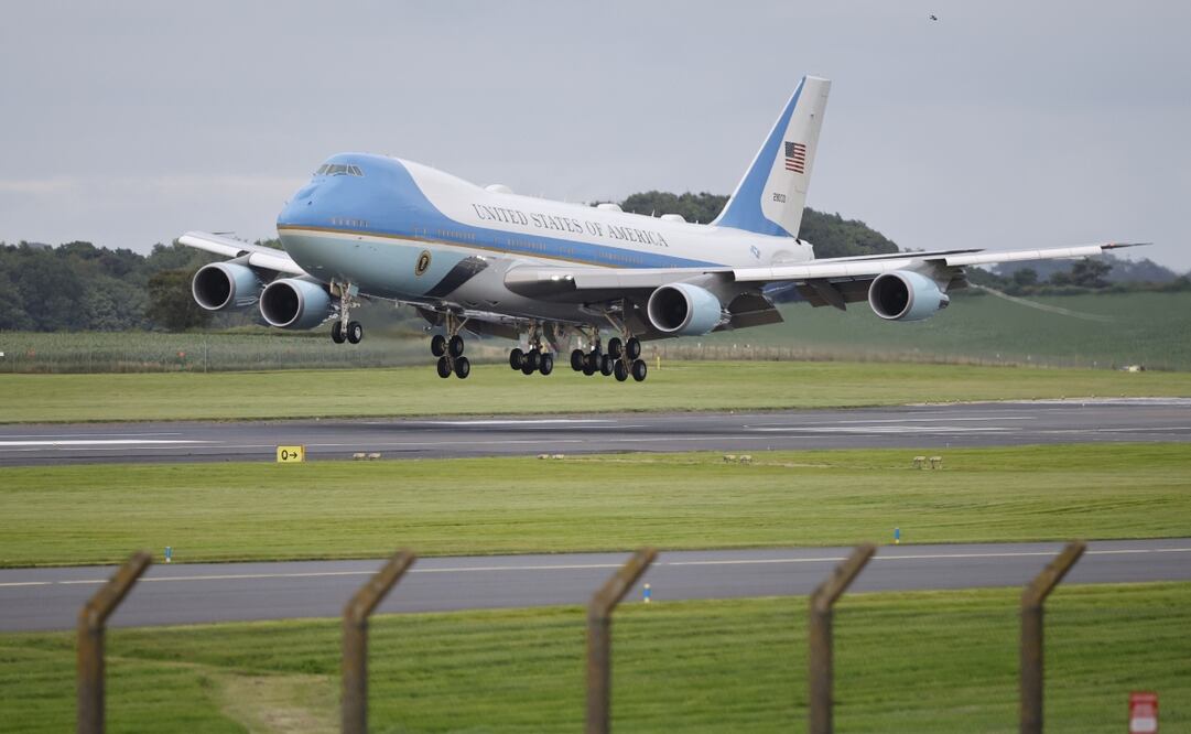 El Air Force One con el presidente estadounidense Trump a bordo aterriza en el Aeropuerto de Prestwick en Glasgow, Escocia, Gran Bretaña, el 25 de julio de 2025. Foto: EFE