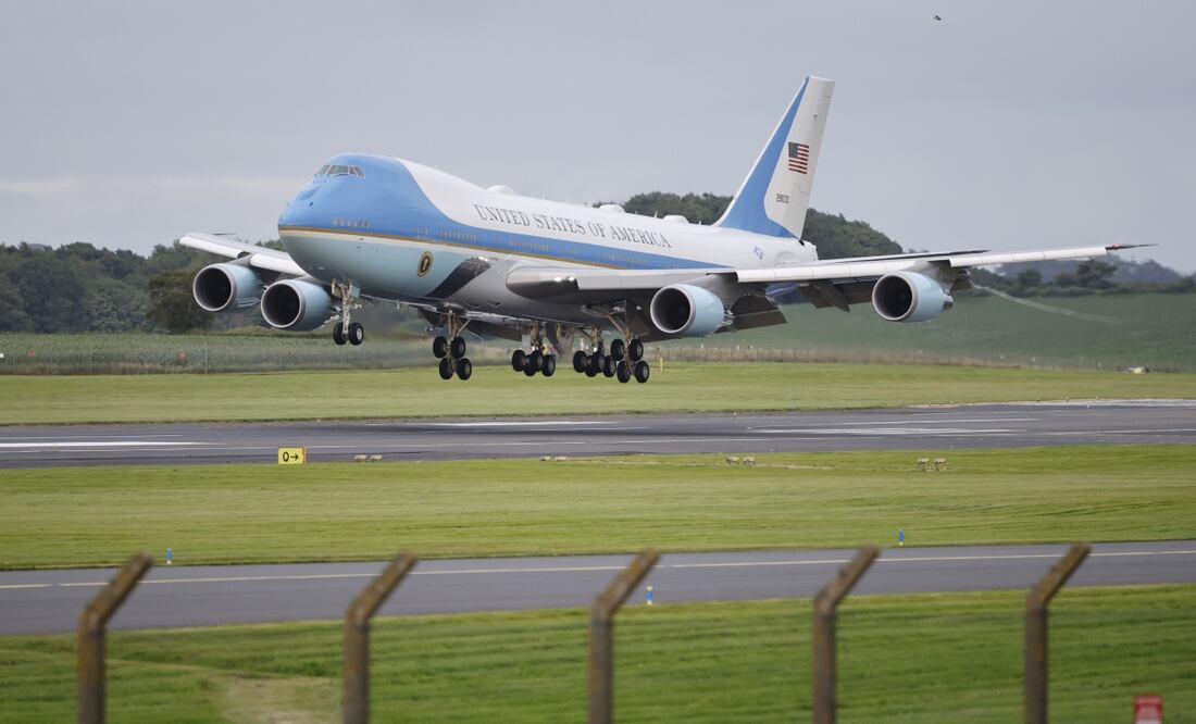 El Air Force One con el presidente estadounidense Trump a bordo aterriza en el Aeropuerto de Prestwick en Glasgow, Escocia, Gran Bretaña, el 25 de julio de 2025. Foto: EFE