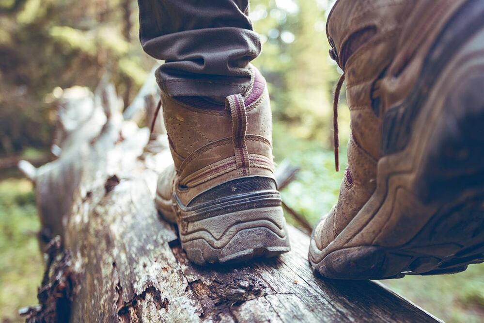 Las botas protegen los tobillos de una posible torcedura. ¡Ah! De preferencia, no uses pantalones de mezclilla para esta actividad. Foto: Istock