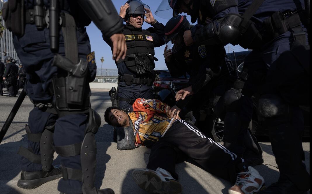 Un manifestante es arrestado durante las protestas provocadas por las redadas migratorias en Los Ángeles, California, el 10 de junio de 2025. Foto: EFE