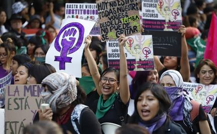 ¿Por qué las feministas se identifican con el color verde y morado?