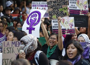 ¿Por qué las feministas se identifican con el color verde y morado?