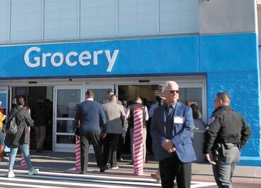 Demandan a Walmart 10 víctimas de tiroteo