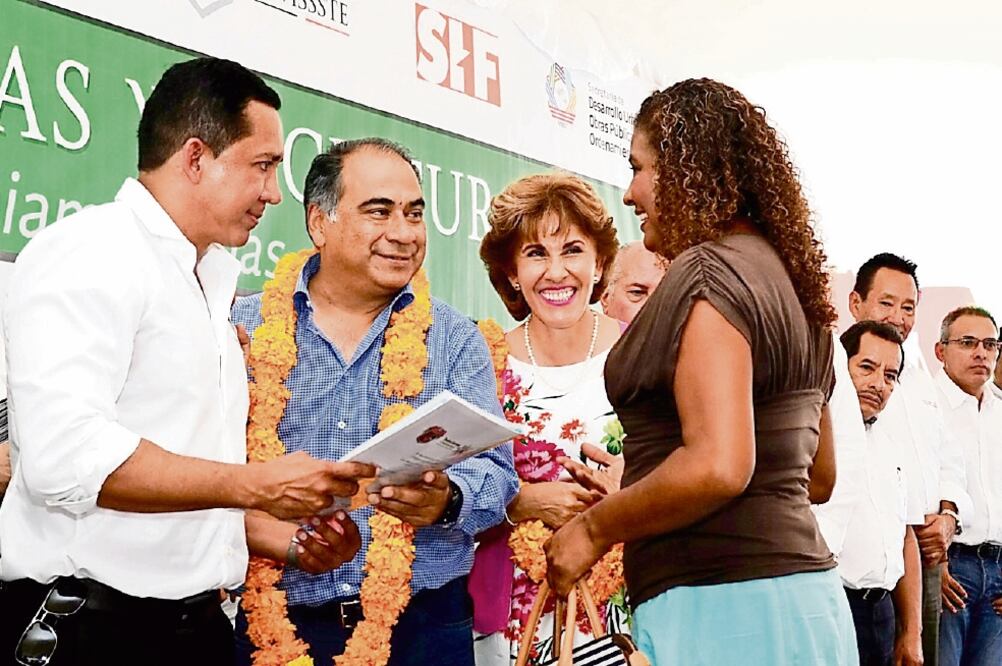 El gobernador Héctor Astudillo, acompañado de su esposa, Mercedes Calvo de Astudillo, entrega 300 viviendas y un fraccionamiento en Chilpancingo