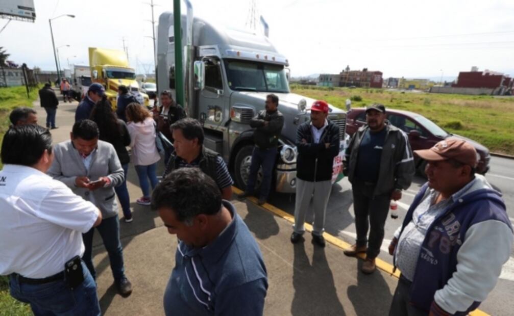 Transportistas mexiquenses van a CDMX; descartan bloqueo en la México-Toluca