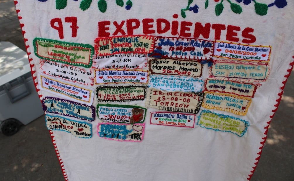 El bordado, de pequeñas fichas con los datos de sus hijos e hijas desaparecidos, tiene el objetivo de visibilizar cada caso y recordar que detrás de las cifras hay personas. | Foto: Francisco Rodríguez.