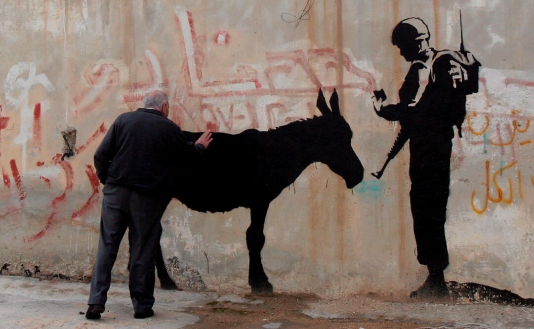 Banksy realizó en Belén seis imágenes en el lugar de nacimiento de Jesús. Foto: EFE/ Jim Hollander, archivo