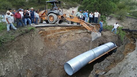 Lluvias destrozan carretera en la Mixteca de Oaxaca