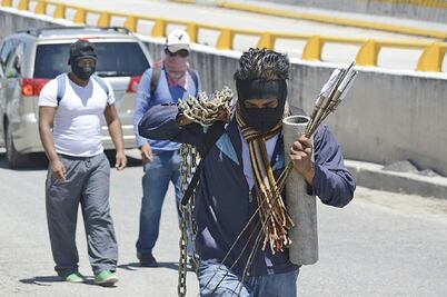 En casetas, padres de los 43 se manifiestan