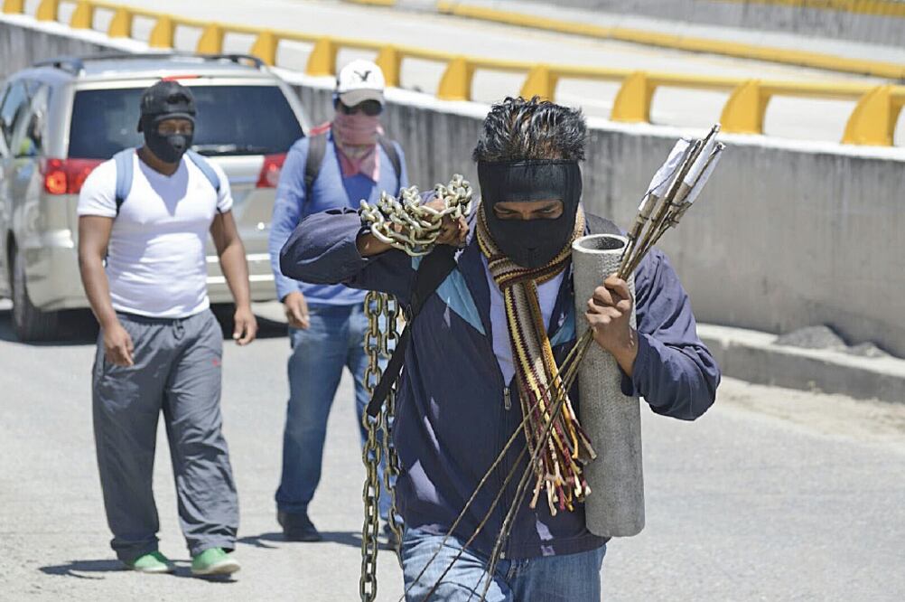 Algunos integrantes de la Normal Rural 'Raúl Isidro Burgos' de Ayotzinapa pretendían dejar libre paso en la caseta de Palo Blanco, Guerrero (DASSAEV TÉLLEZ. EL UNIVERSAL)