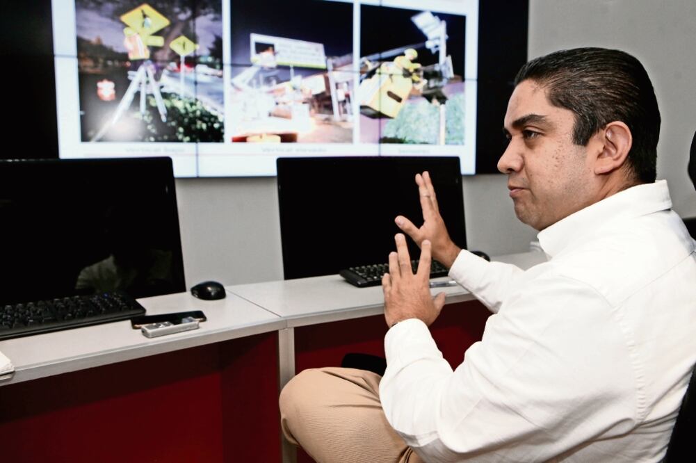 El titular de la Secretaría de Obras y Servicios, Edgar Tungüí, indicó que los datos estadísticos han permitido a la dependencia hacer un análisis sobre el tipo de vehículos que transitan en 26 de las principales vialidades de la ciudad (VALENTE ROSAS)