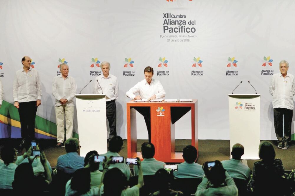 El presidente de México, Enrique Peña Nieto, indicó durante la clausura de la cumbre comercial en Puerto Vallarta, Jalisco, que los países que integran la Alianza del Pacífico han decidido apoyar su fortalecimiento (PRESIDENCIA)
