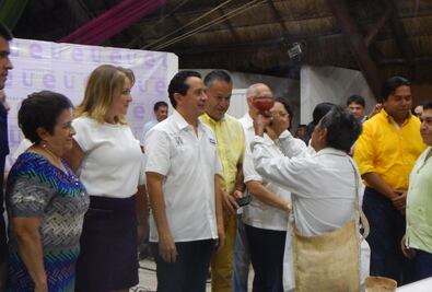 Con ceremonia maya, arranca campaña Carlos Joaquín en Q. Roo