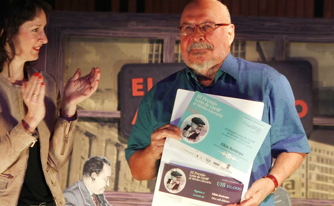 Elkin Restrepo, de 76 años, ha dedicado gran parte de su vida a las letras. Foto: EFE/Luis Eduardo Noriega A