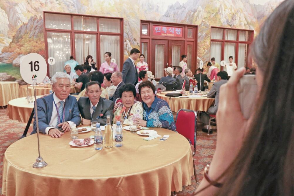 Las surcoreanas Kim Yung-suk (izq.), de 78 años, y Kim Yong-soon (der.) posan con sus parientes norcoreanos Kim Choon Wol, de 74 años, y Kim Yung Il, de 72. Foto: AFP