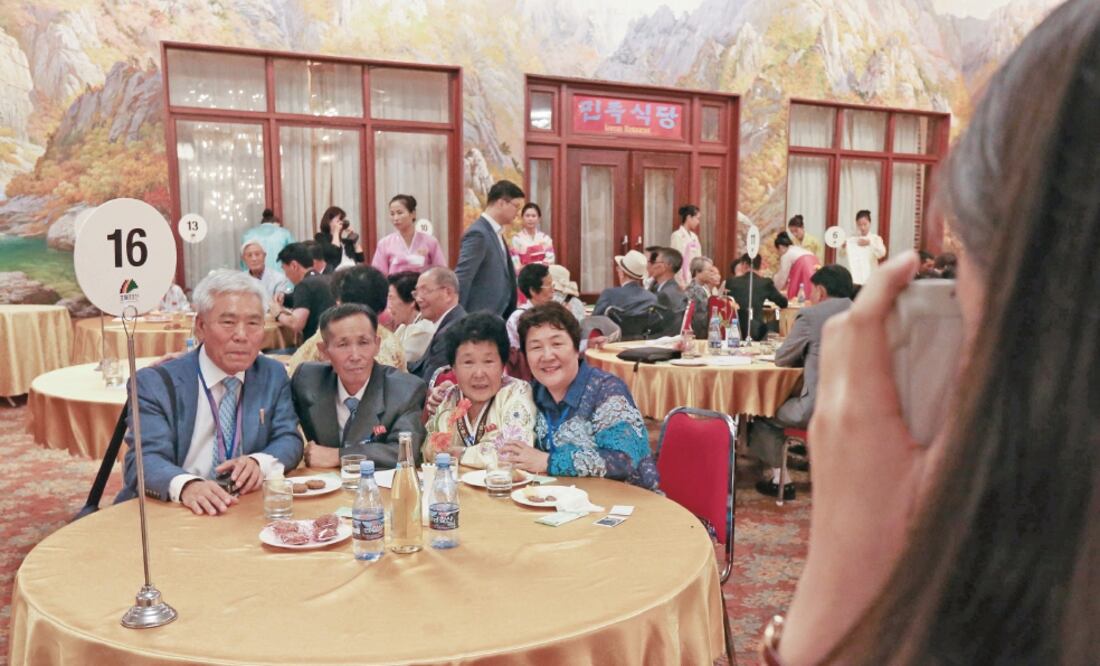 Las surcoreanas Kim Yung-suk (izq.), de 78 años, y Kim Yong-soon (der.) posan con sus parientes norcoreanos Kim Choon Wol, de 74 años, y Kim Yung Il, de 72. Foto: AFP