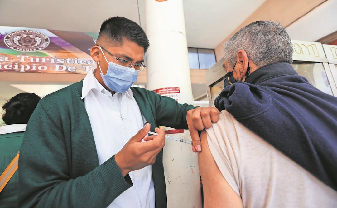 Adultos mayores acudieron ayer a los Portales de Toluca para vacunarse contra la influenza. Foto: Jorge Alvarado. El Universal