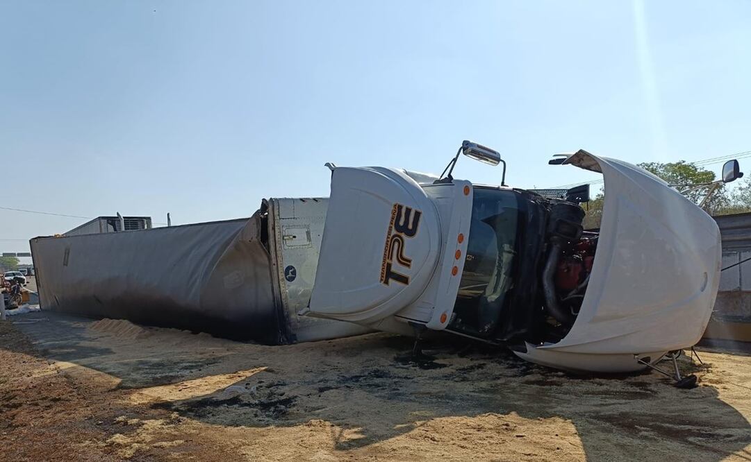 Un tráiler cargado con salsas y horchatas volcó aparatosamente en la carretera federal Mérida- Campeche. Foto: especial