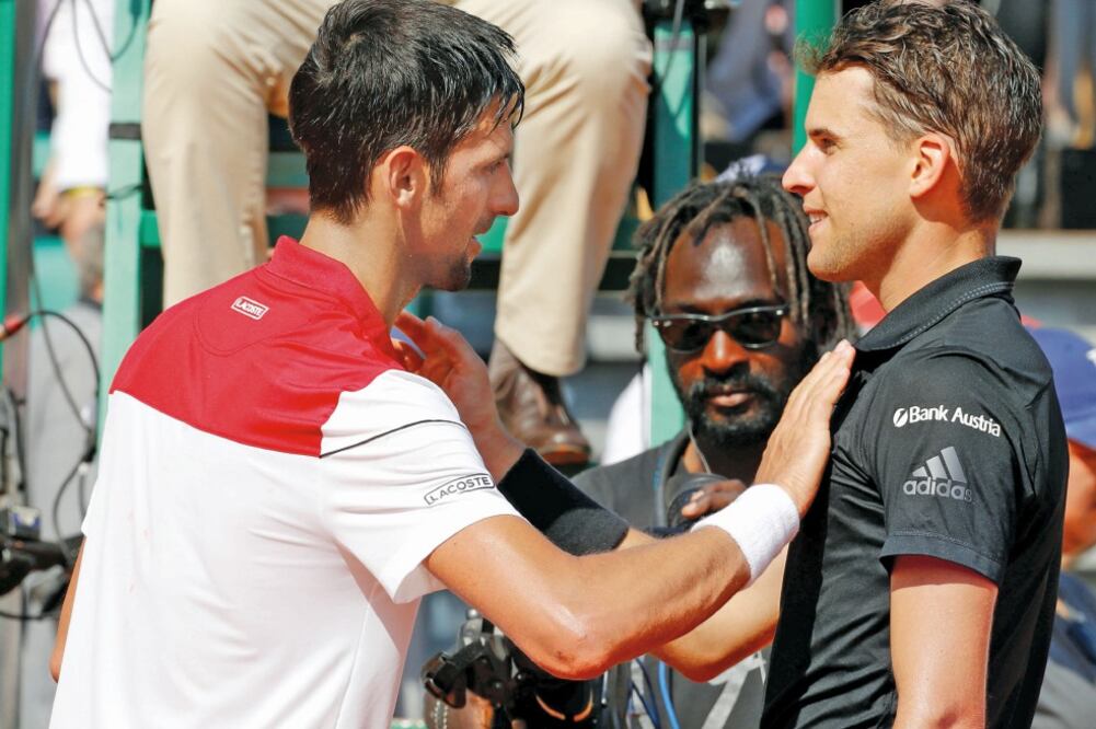 Dominic Thiem (der.), quinto sembrado, dejó fuera a Novak Djokovic (REUTERS)