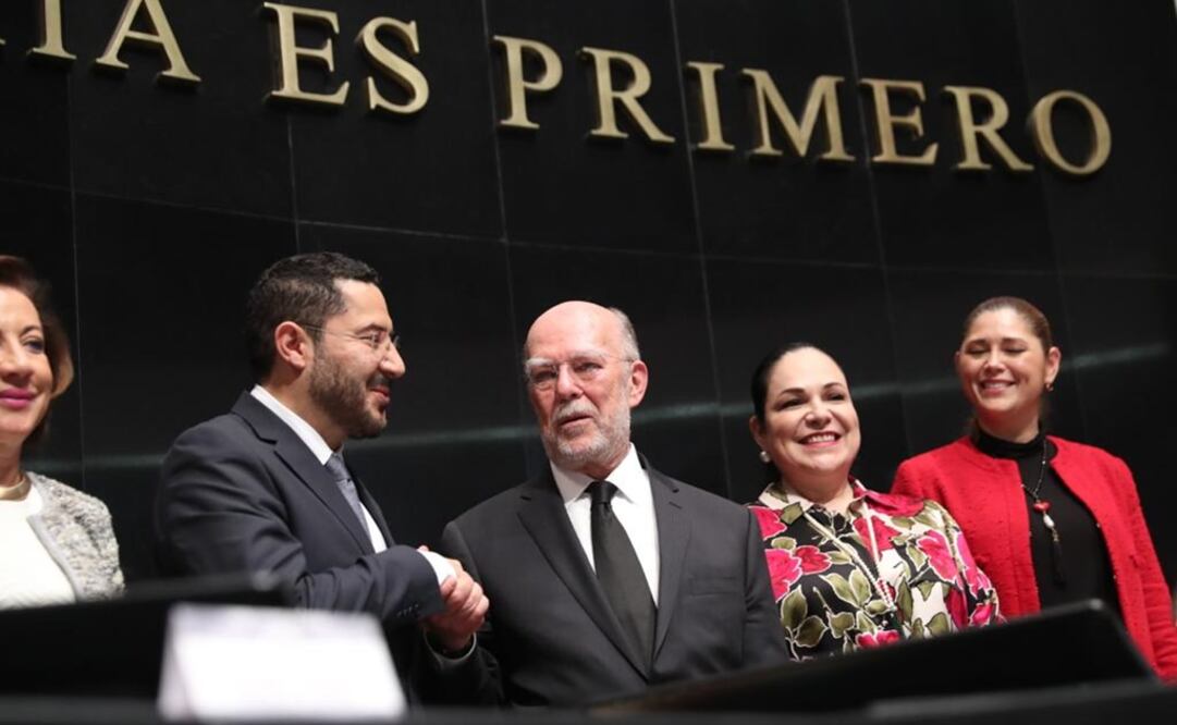 Juan Luis González Alcántara Carrancá es felicitado por Martí Batres. Foto: Lucía Godinez/EL UNIVERSAL